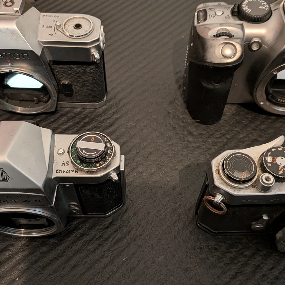 Canon Black and Silver Camera Set - Picture 6 of 11